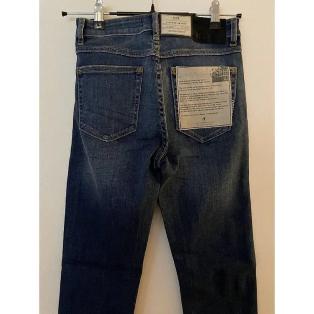 NWT Neuw Mid Rise Skinny Berlin Blue Jean Women’s Size 25” Faded Slight Distress